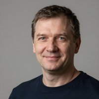 Улыбающийся клиент KBC Wins, подтверждающий удобство использования руководства по оплате лотерейных билетов